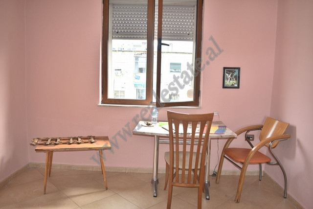 Apartament me një dhomë gjumi për shitje pranë kryqëzimit 21 dhjetori në Tiranë, shqipëri