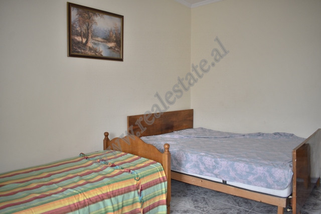 Apartament me një dhomë gjumi për shitje pranë kryqëzimit 21 dhjetori në Tiranë, shqipëri