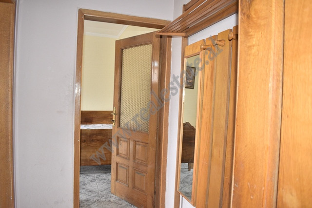 Apartament me një dhomë gjumi për shitje pranë kryqëzimit 21 dhjetori në Tiranë, shqipëri