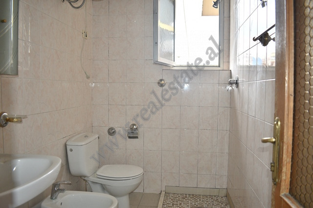 Apartament me një dhomë gjumi për shitje pranë kryqëzimit 21 dhjetori në Tiranë, shqipëri