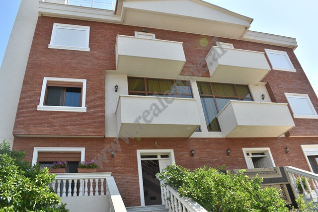 Villa de tres pisos en alquiler en el barrio Sauk i vjetër en Tirana, albania
