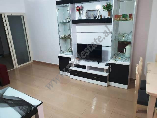 Apartamento de dos habitaciones en venta cerca de la calle mine peza en Tirana, albania (2)
