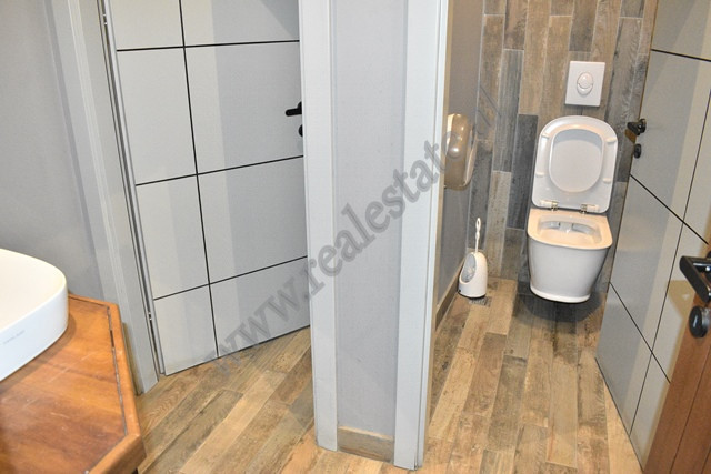 Hapësirë komerciale për qira në zonën lapraka në Tiranë