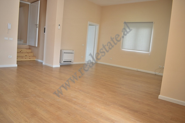 Villa de tres pisos en alquiler en la zona de lundra en Tirana (2)
