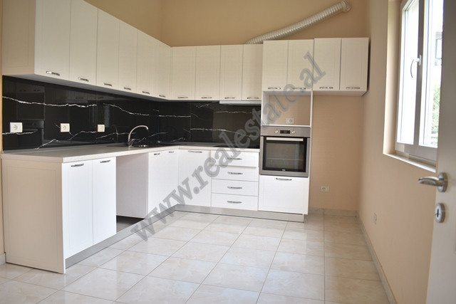 Villa de tres pisos en alquiler en la zona de lundra en Tirana (4)