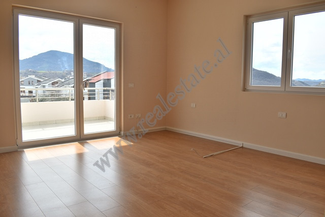 Villa de tres pisos en alquiler en la zona de lundra en Tirana (5)