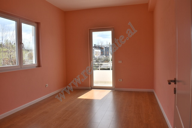 Villa de tres pisos en alquiler en la zona de lundra en Tirana (6)