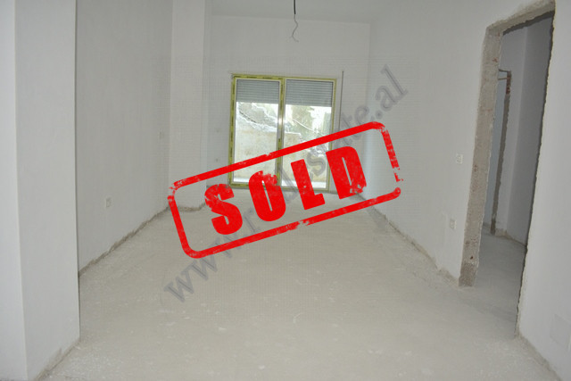 Apartament me dy dhoma gjumi për shitje në rrugën peti në Tiranë, shqipëri