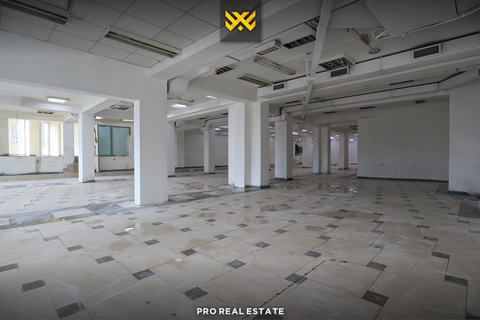 Local de 434m² en venta en Bregu i Diellit.