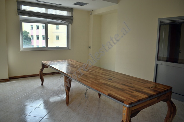 Appartamento con tre camere da letto in vendita vicino a mine peza street a Tirana, albania. (2)