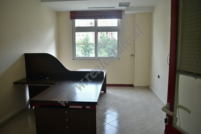 Appartamento con tre camere da letto in vendita vicino a mine peza street a Tirana, albania. (4)