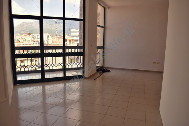 Büro duplex-wohnung zur miete in der kavaja-straße in Tirana, albanien (2)