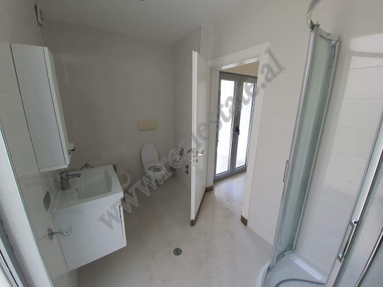 Vila me tre kate për shitje në një kompleks rezidencial në lunder në Tiranë, shqipëri