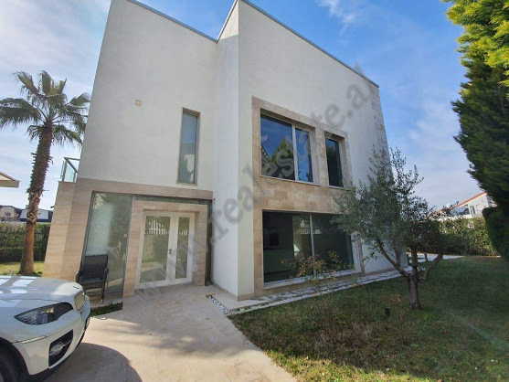 Vila me tre kate për shitje në një kompleks rezidencial në lunder në Tiranë, shqipëri