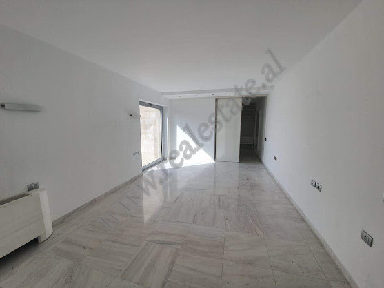 Vila me tre kate për shitje në një kompleks rezidencial në lunder në Tiranë, shqipëri