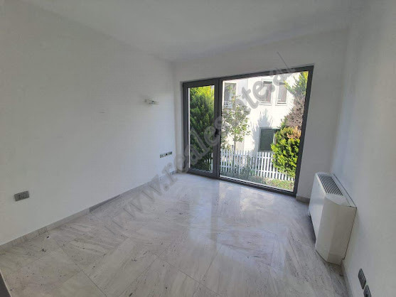 Vila me tre kate për shitje në një kompleks rezidencial në lunder në Tiranë, shqipëri
