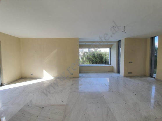 Vila me tre kate për shitje në një kompleks rezidencial në lunder në Tiranë, shqipëri