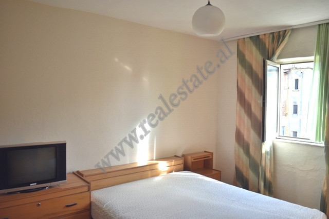 Zwei-zimmer-wohnung zur miete in der todi shkurti straße in Tirana, albanien (6)