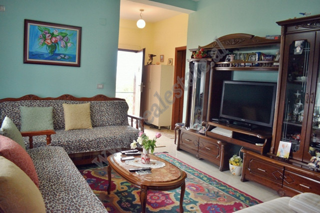 Villa à deux étages à vendre dans la rue 3 vellezerit kondi à Tirana, albanie (3)