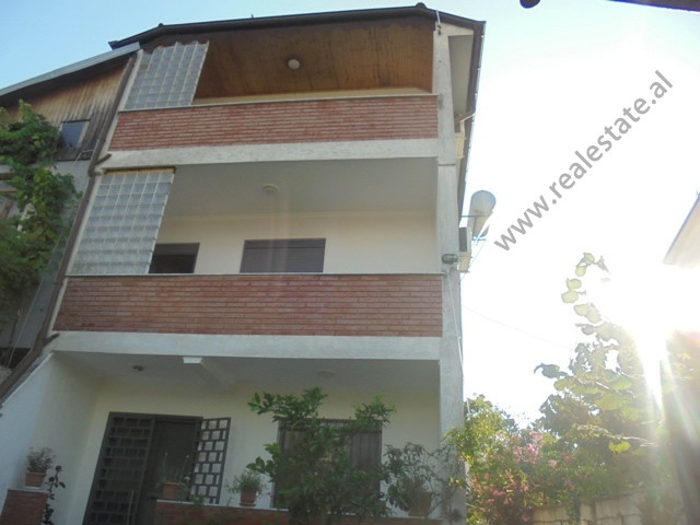 Dreistöckige villa zum verkauf im lapraka-gebiet in Tirana, albanien (trs-719-37s)