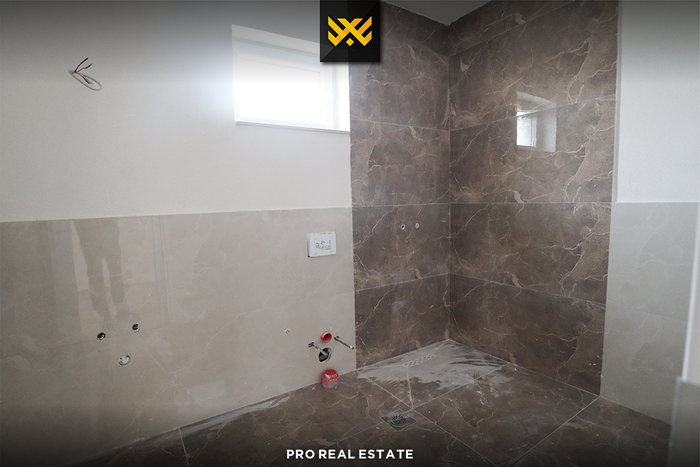 Maison de 245m² à vendre à Çagllavicë. (6)