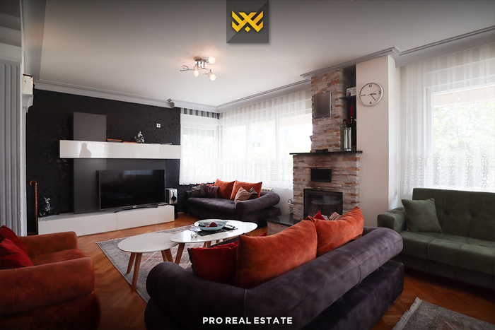 House 565m² for sale in Veternik.