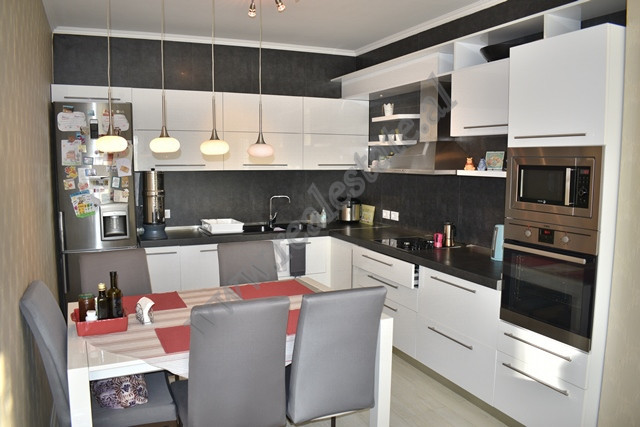 Modern tre dhoma gjumi apartament për qira në rrugën jordan misja, në Tiranë, shqipëri