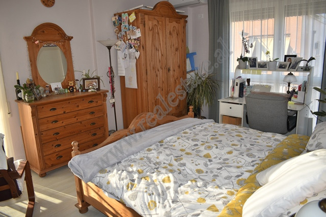 Modern tre dhoma gjumi apartament për qira në rrugën jordan misja, në Tiranë, shqipëri