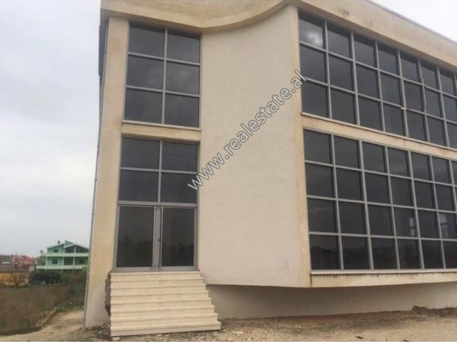 Entrepôt à louer sur l'autoroute durres-Tirana à durres (drr-219-1l)