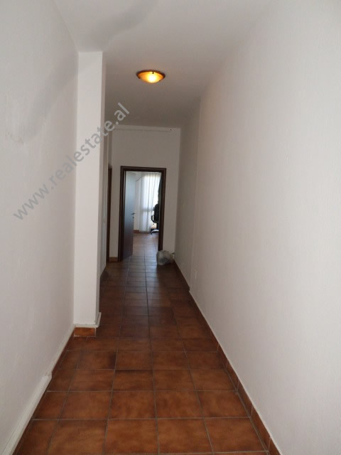 Büro zur miete in der nähe des Blloku-gebiets, Tirana, albanien (6)
