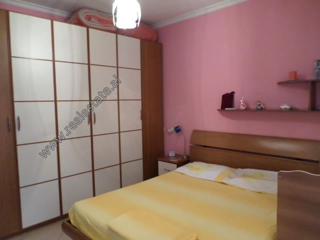 Apartament me dy dhoma gjumi për qira në bulevardin zogu i në Tiranë, shqipëri (2)