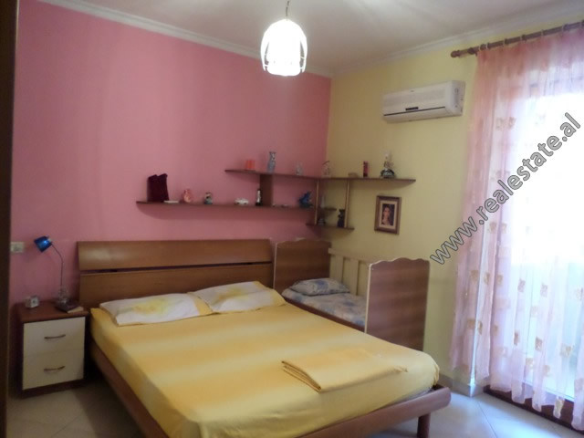 Apartament me dy dhoma gjumi për qira në bulevardin zogu i në Tiranë, shqipëri (3)
