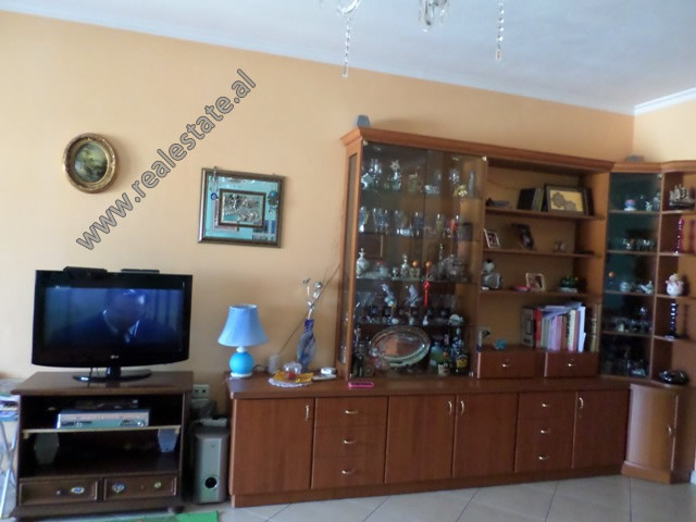 Apartament me dy dhoma gjumi për qira në bulevardin zogu i në Tiranë, shqipëri (4)