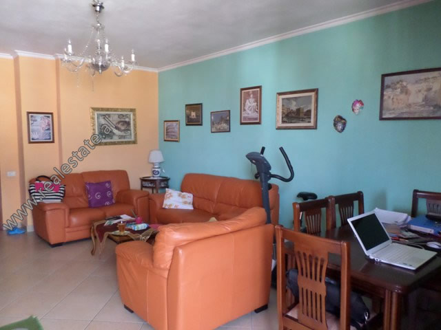Apartament me dy dhoma gjumi për qira në bulevardin zogu i në Tiranë, shqipëri (5)