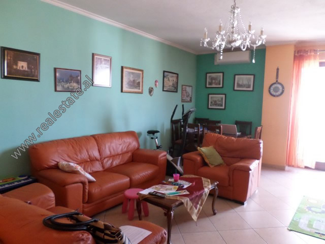 Apartament me dy dhoma gjumi për qira në bulevardin zogu i në Tiranë, shqipëri (6)