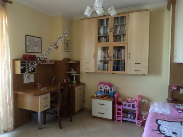 Apartament me dy dhoma gjumi për qira në bulevardin zogu i në Tiranë, shqipëri (7)