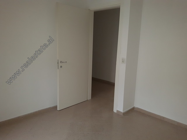 Apartamento de tres habitaciones en venta en la zona uji i ftohte en Vlora (vls-818-1e) (2)