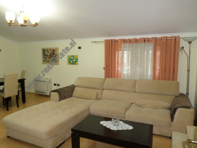 Zwei-zimmer-wohnung zum verkauf in der nähe der muhamet gjollesha-straße in Tirana, albanien (trs-718-52e)