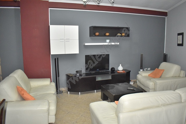 Appartement de deux chambres à louer près de la rue barrikadave à Tirana, albanie (trr-518-68d)