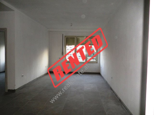 Zyrë apartament për qira në zonën Blloku në Tiranë, shqipëri (trr-218-63d)