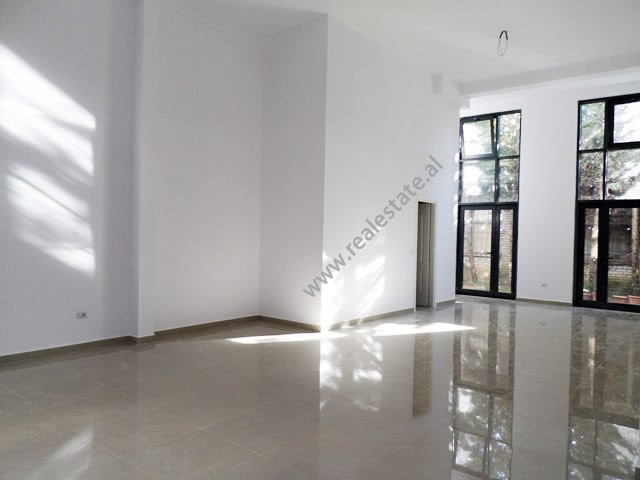 Dyqan për qira në rrugën marko bocari në Tiranë, shqipëri (trr-1117-41l)
