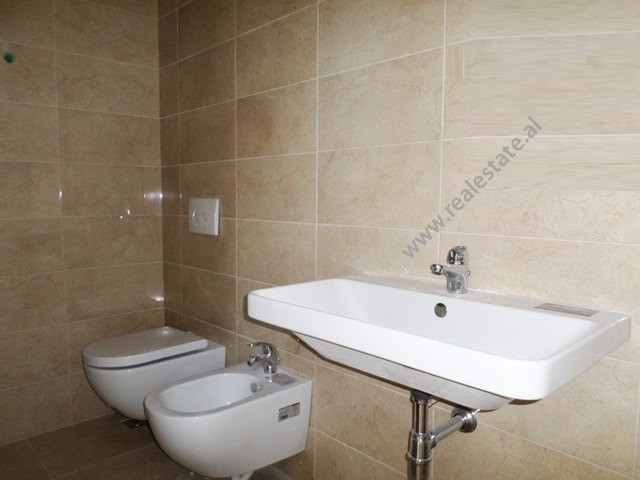 Dyqan për qira në rrugën marko bocari në Tiranë, shqipëri (trr-1117-41l)