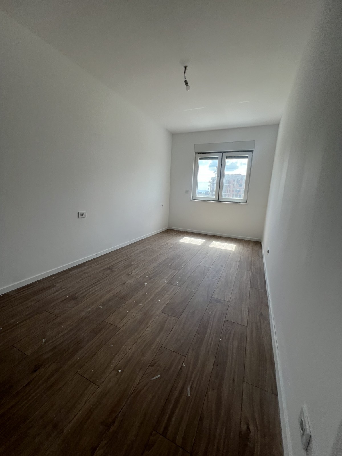 Banesë në shitje në lagjen Mati 1