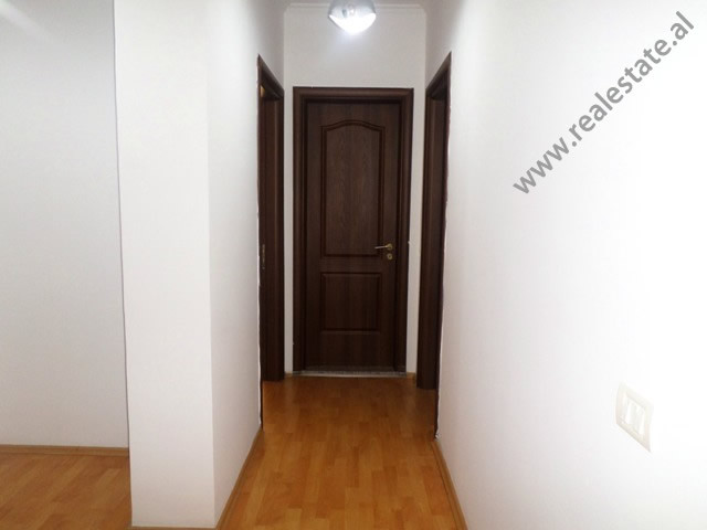 Apartament me dy dhoma gjumi për qira pranë rrugës kodra e diellit në Tiranë, shqipëri (trr-717-11k)