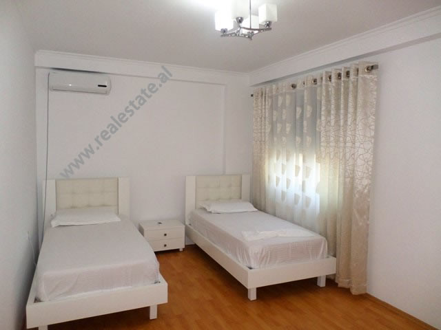 Apartament me dy dhoma gjumi për qira pranë rrugës kodra e diellit në Tiranë, shqipëri (trr-717-11k)