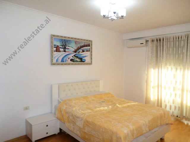 Apartament me dy dhoma gjumi për qira pranë rrugës kodra e diellit në Tiranë, shqipëri (trr-717-11k)