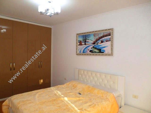 Apartament me dy dhoma gjumi për qira pranë rrugës kodra e diellit në Tiranë, shqipëri (trr-717-11k)