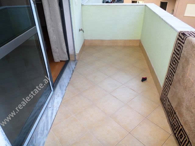 Apartament me dy dhoma gjumi për qira pranë rrugës kodra e diellit në Tiranë, shqipëri (trr-717-11k)