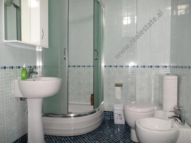Apartament me dy dhoma gjumi për qira pranë rrugës kodra e diellit në Tiranë, shqipëri (trr-717-11k)