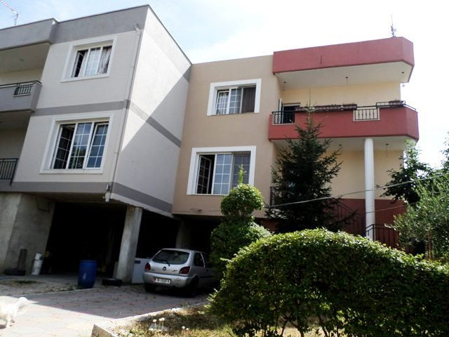 Vila me dy kate për shitje në zonën Sauk i vjetër në Tiranë, shqipëri (trs-617-68d)